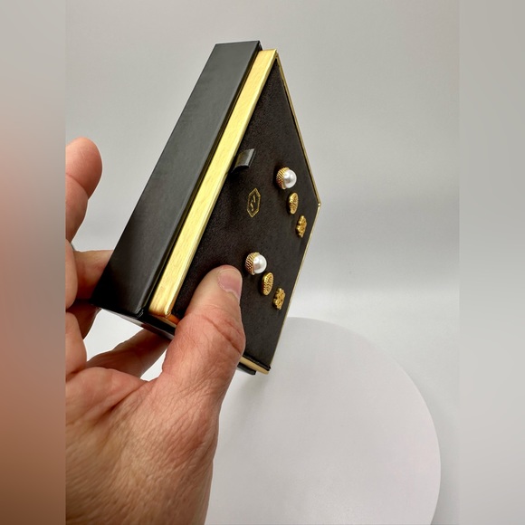 Authentic Luxury Minimalist Elegant Classic Julie Vos Three Stud Earrings Set - Picture 13 of 17